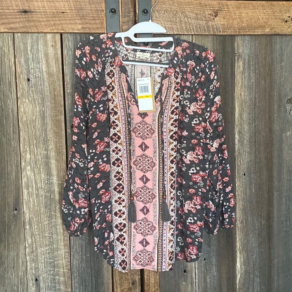 Ladies blouse 3/4 Elastic sleeve, appears to be Rayon material